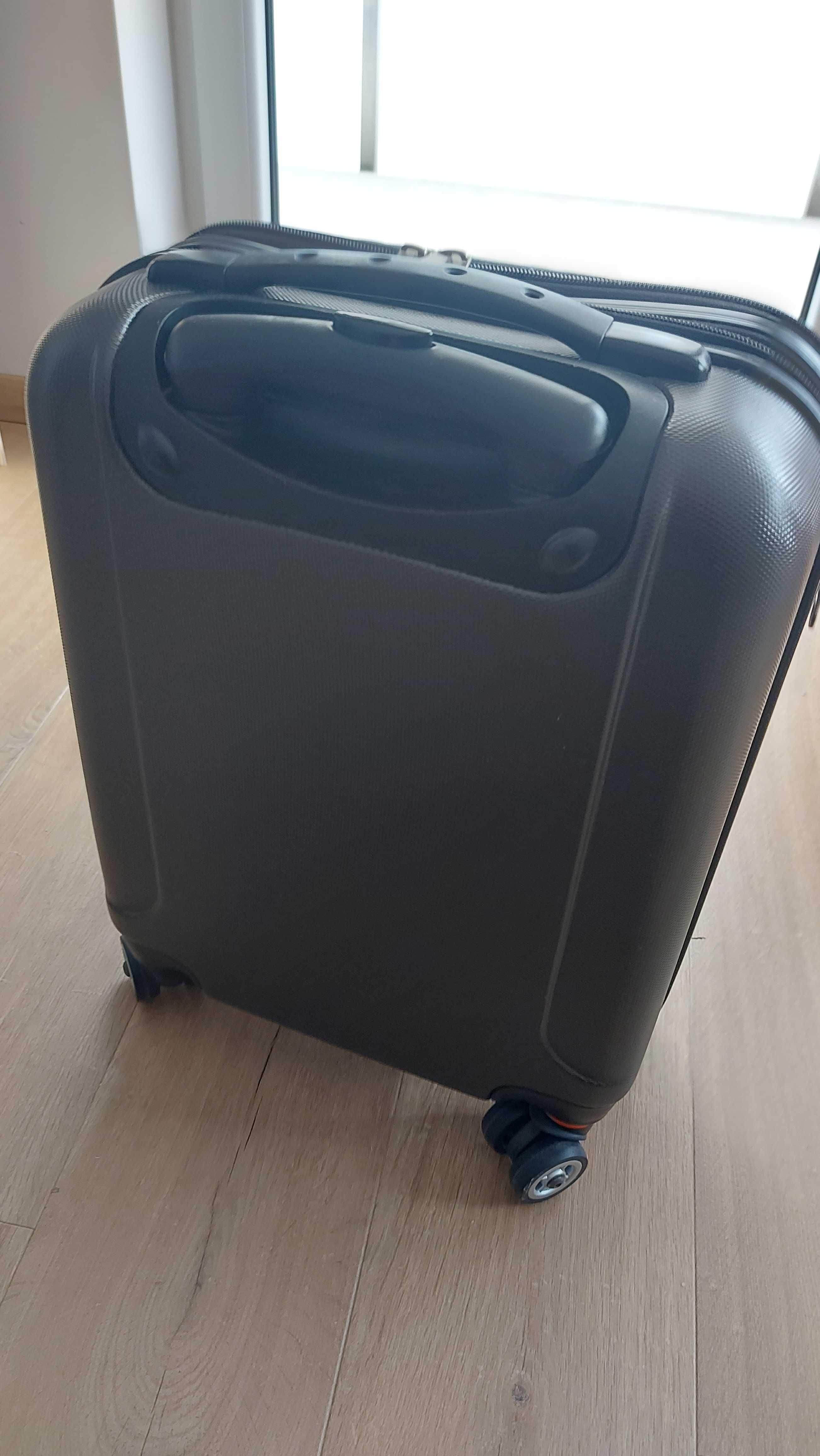 Walizka nowa kabinowa 35 szerokosc, 20 głebokośc, długośc 47cm