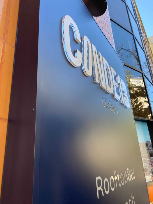 Destaque o seu logótipo utilizando acrílico com ou sem iluminação.