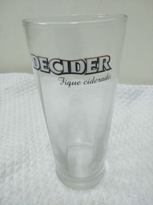 Variedade de copos antigos com publicidade para coleção