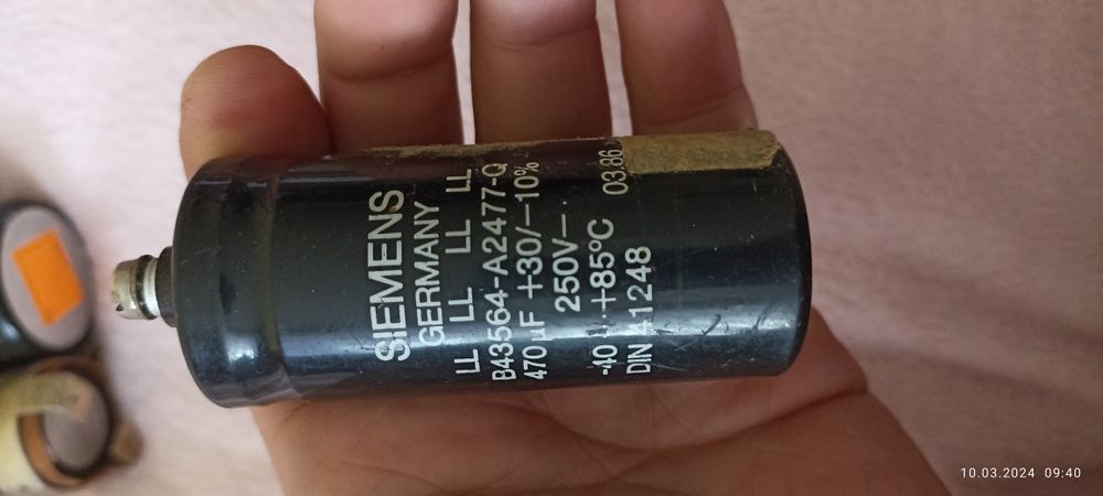 Електролітичний конденсатор.на 4700 мкф.4.700 та на 470.siemens