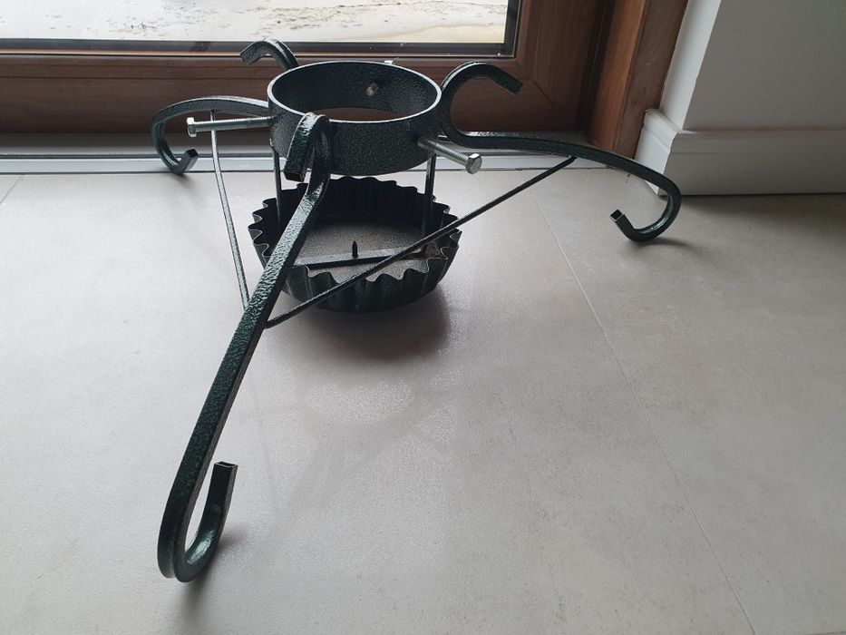 Metalowy stojak pod choinkę