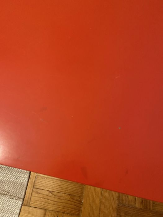 Mesa de apoio lack vermelha usada - para dar