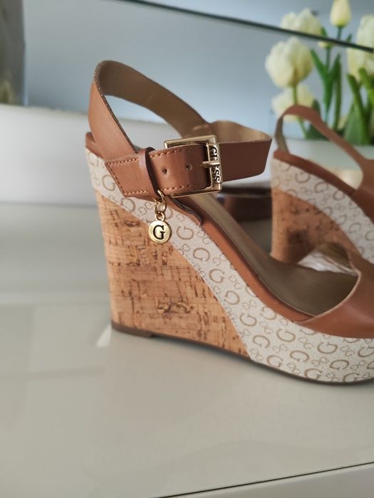 Sandálias Guess em excelente estado