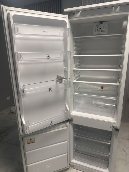 Продам вбудований холодильник