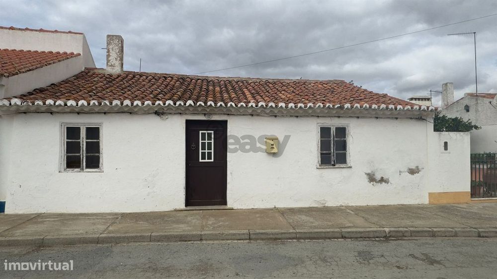 Moradia T2 para remodelar com Quintal, São Marcos da Ataboeira, Castro