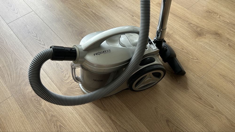 Odkurzacz bezworkowy 1800W