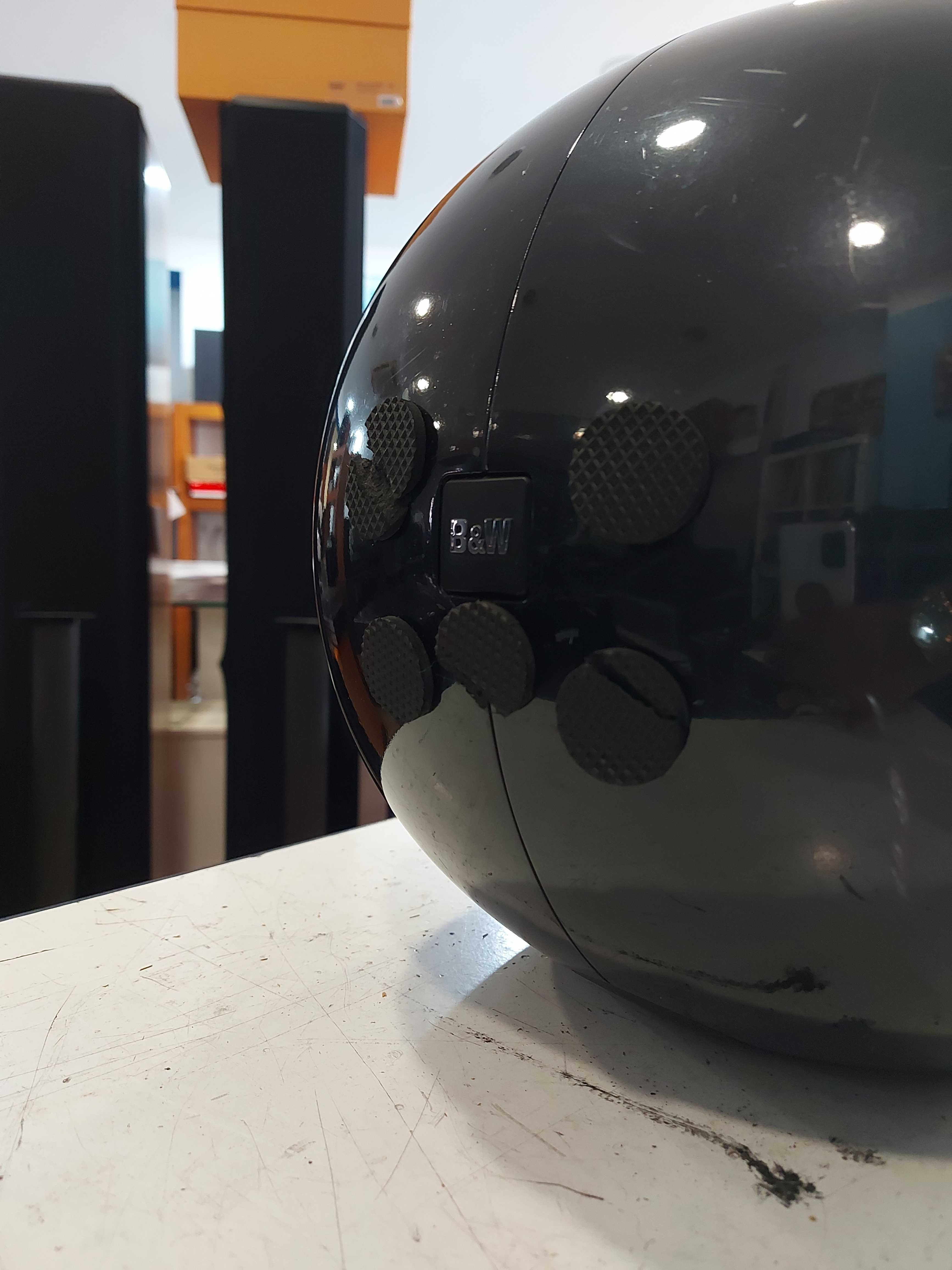 Subwoofer B&W PV-1 – Potência e Elegância em Graves