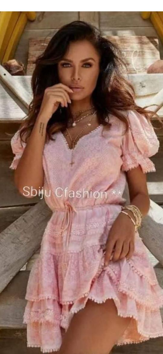 Vestido com folhos rosa