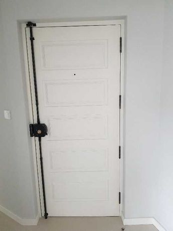 Portas de madeira maciça com fechadura cisa