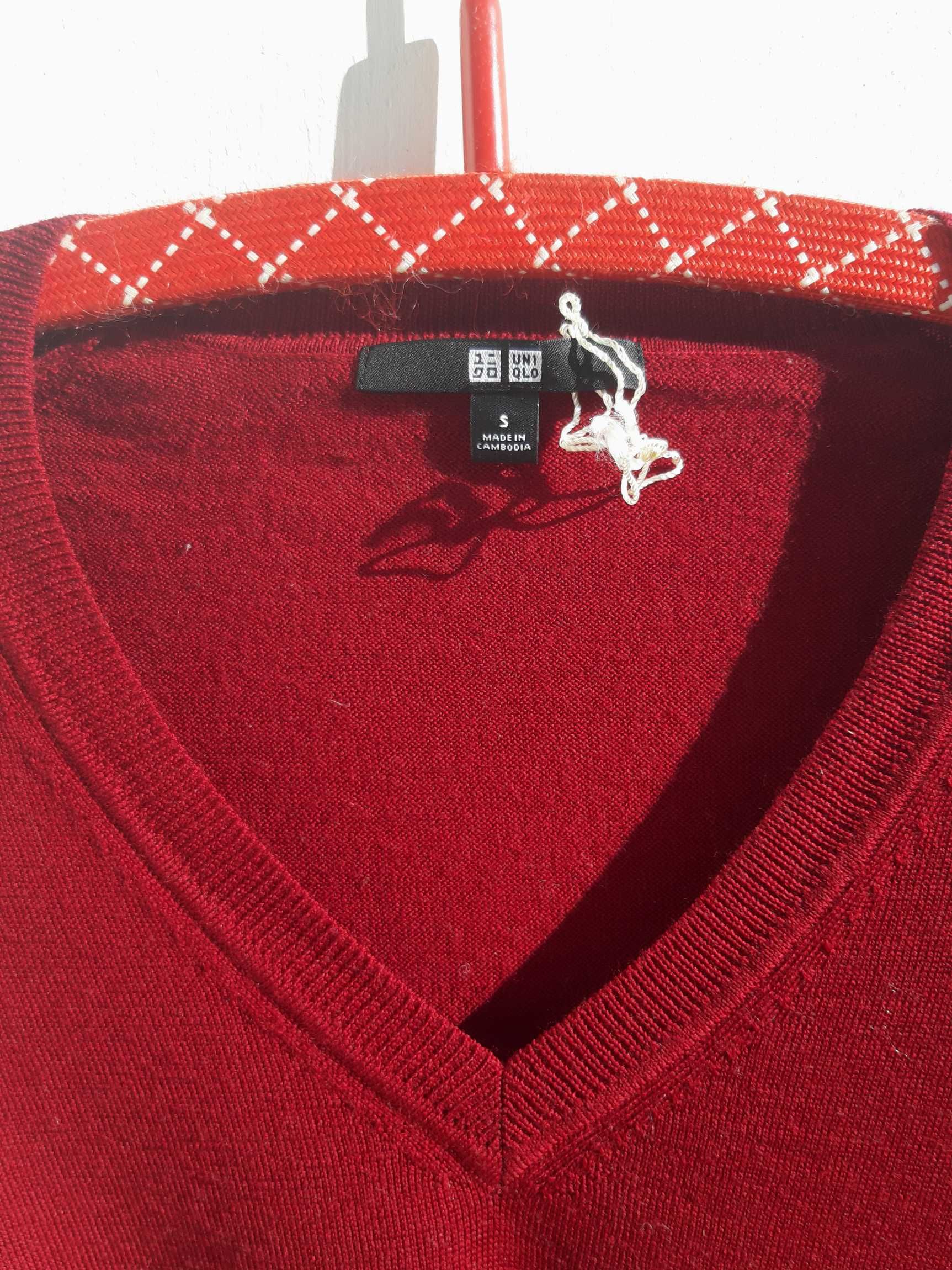 UNIQLO lekki sweter 100% wełny dekolt "V" r. S nowy!