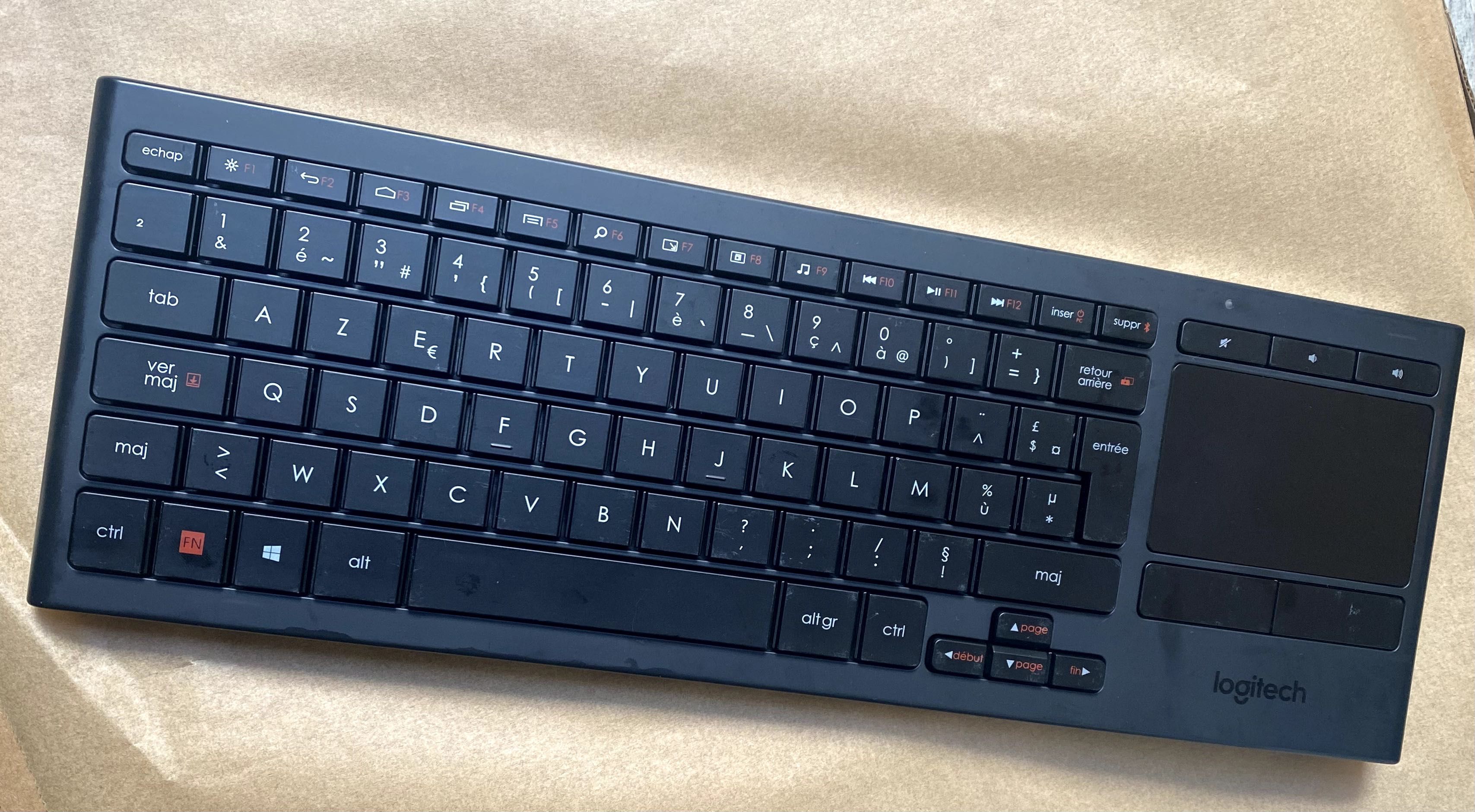 Teclado Logitech K830 Francês Bluetooth  com touchpad integrado