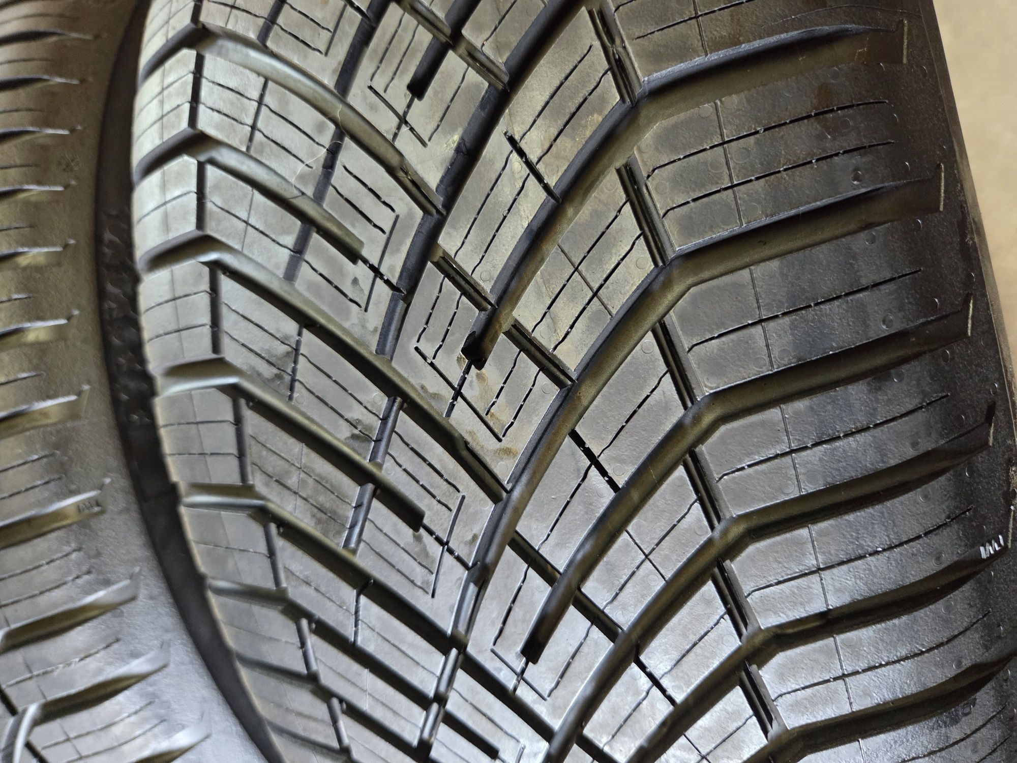 opony używane 235/55R17 Continental allseasoncontact 2