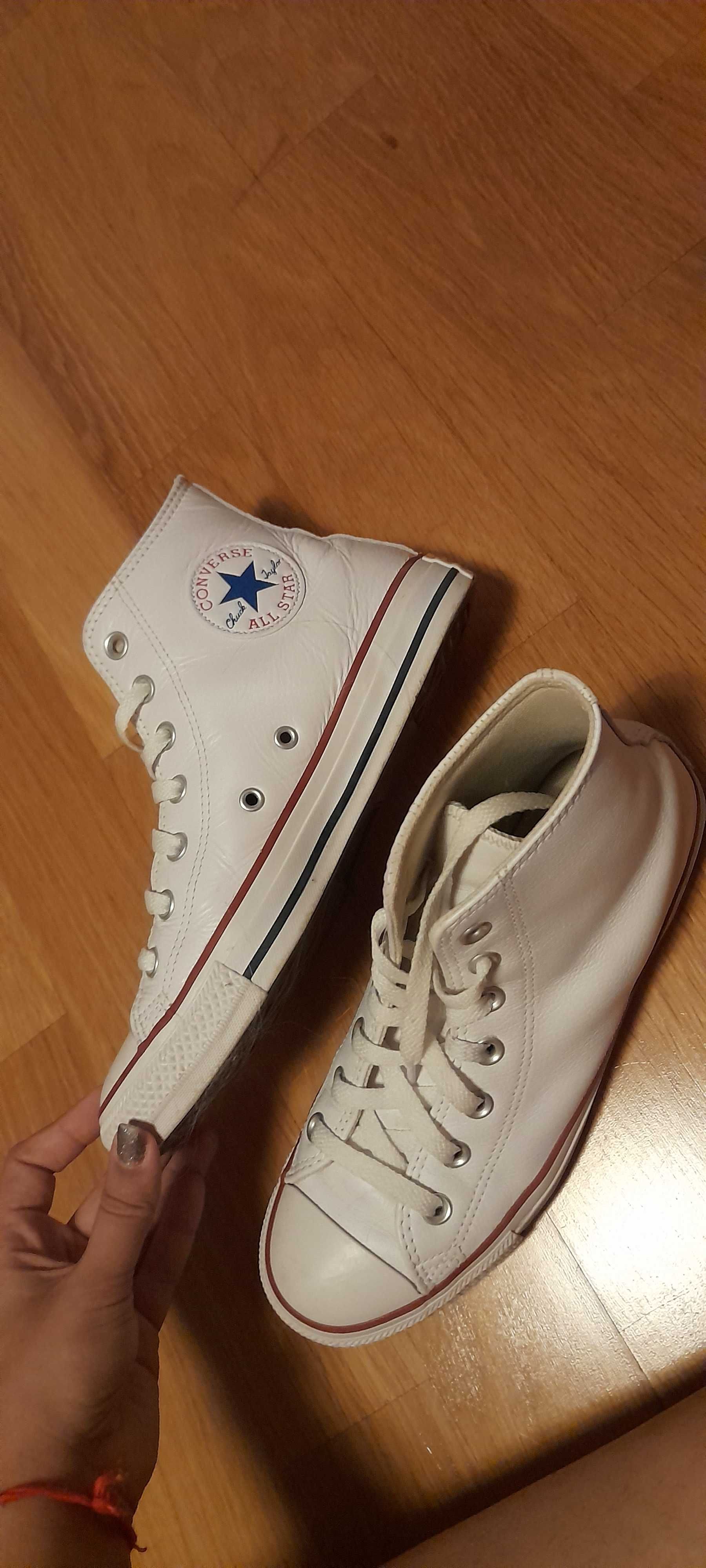 All Star Converse em couro brancas