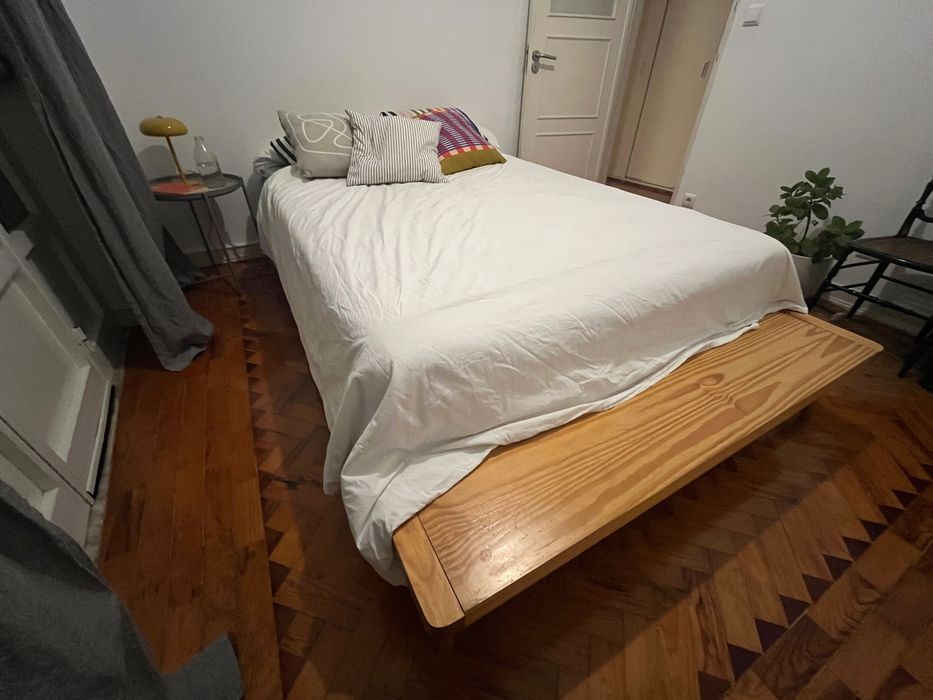 Cama de casal de madeira (sem colchão)