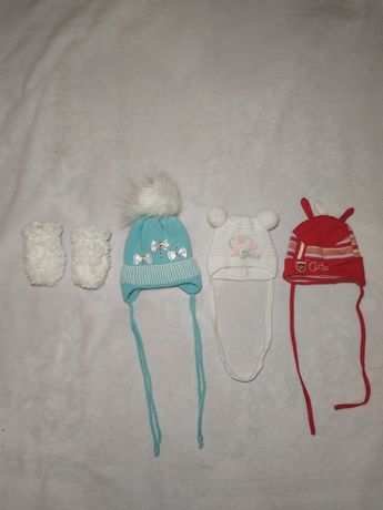 Шапочки, слюнявчики і носочки для дівчинки від 0-6 міс