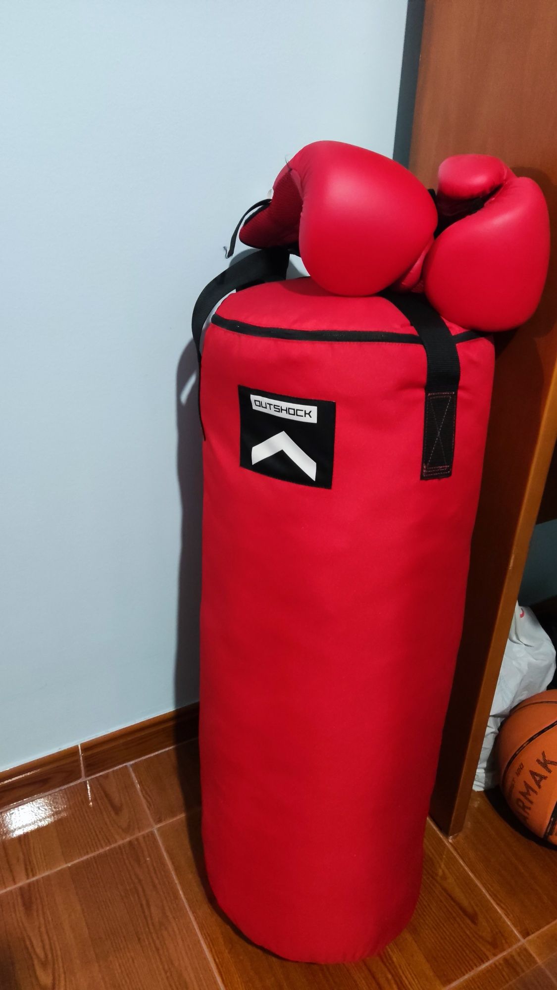 Saco de box 15kg novo com luvas e suporte de fixação na parede.