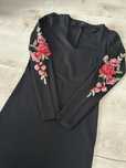 Sukienka z haftowanymi rozami Reserved M