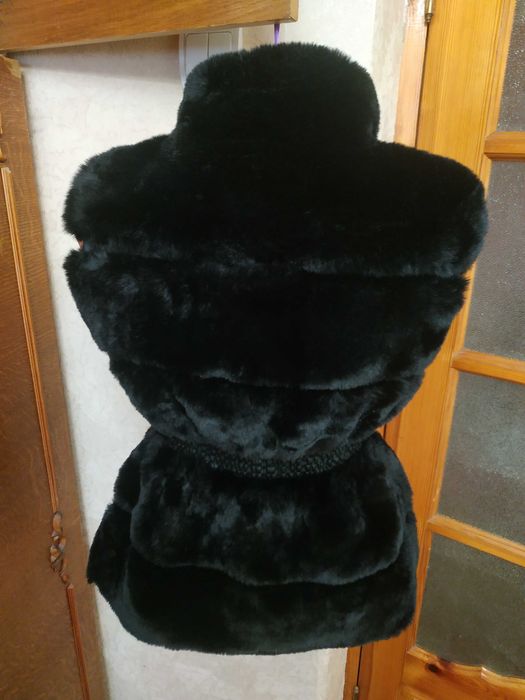 Тепла та пухнаста стильна чорна хутряна жилетка CAMEO ROSE 44 розмір