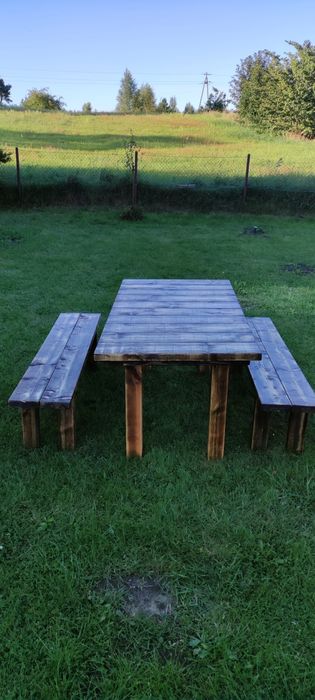 Solidny stół ogrodowy