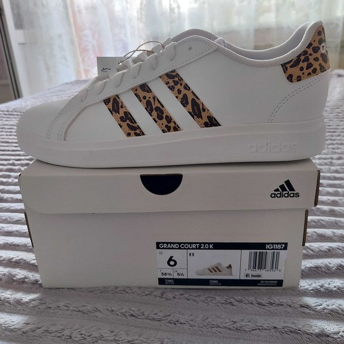 Кросівки 38,5-39 Adidas оригінал екошкіра трендові білі з принтом лео