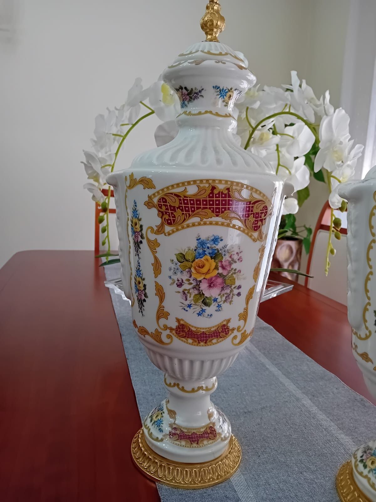 Par de jarrões antigos em porcelana