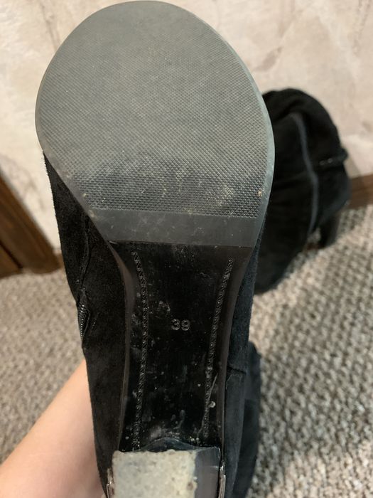 Замшеві чоботи на підборах