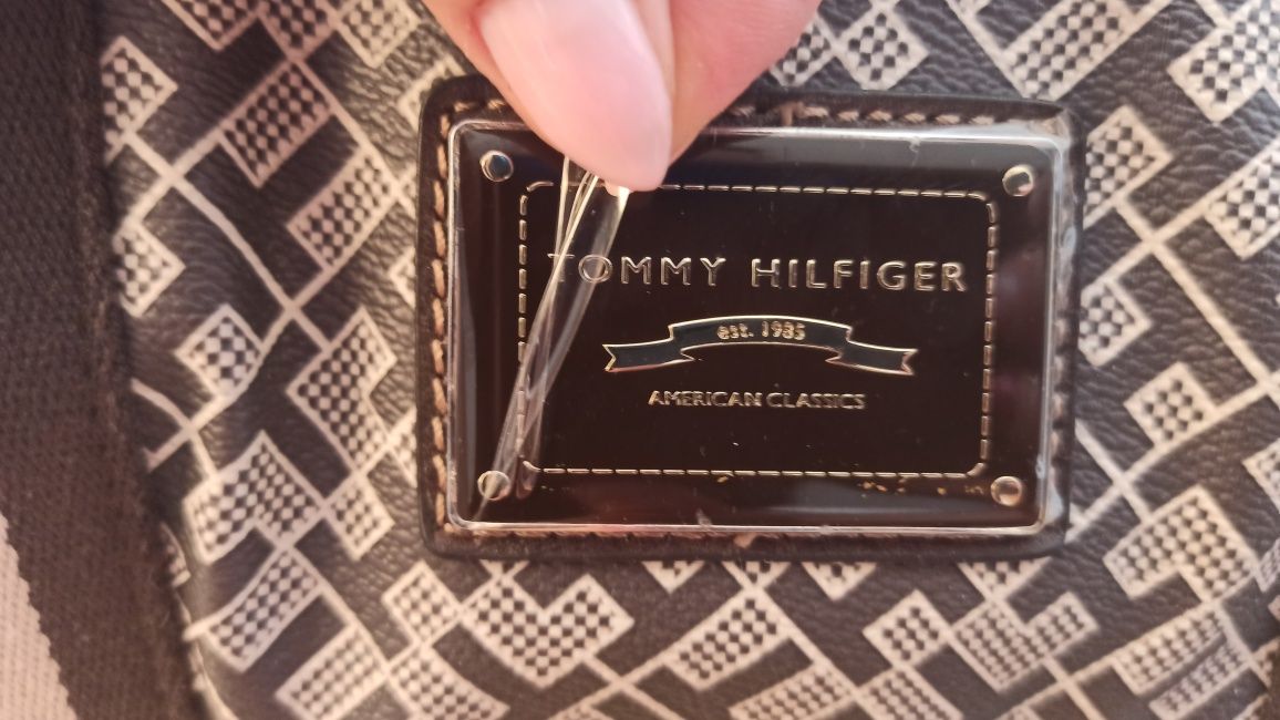 Torebka kuferek Tommy Hilfiger