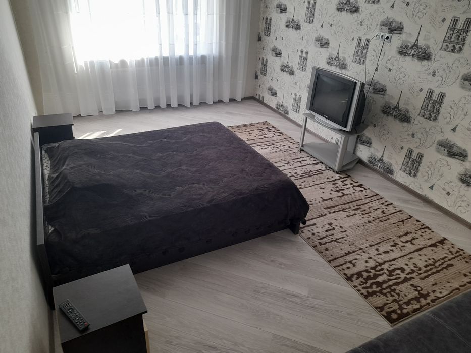 Здам подобово затишну двухкімнатну квартиру в центрі міста .
