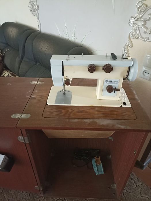 Швейная машина электрическая