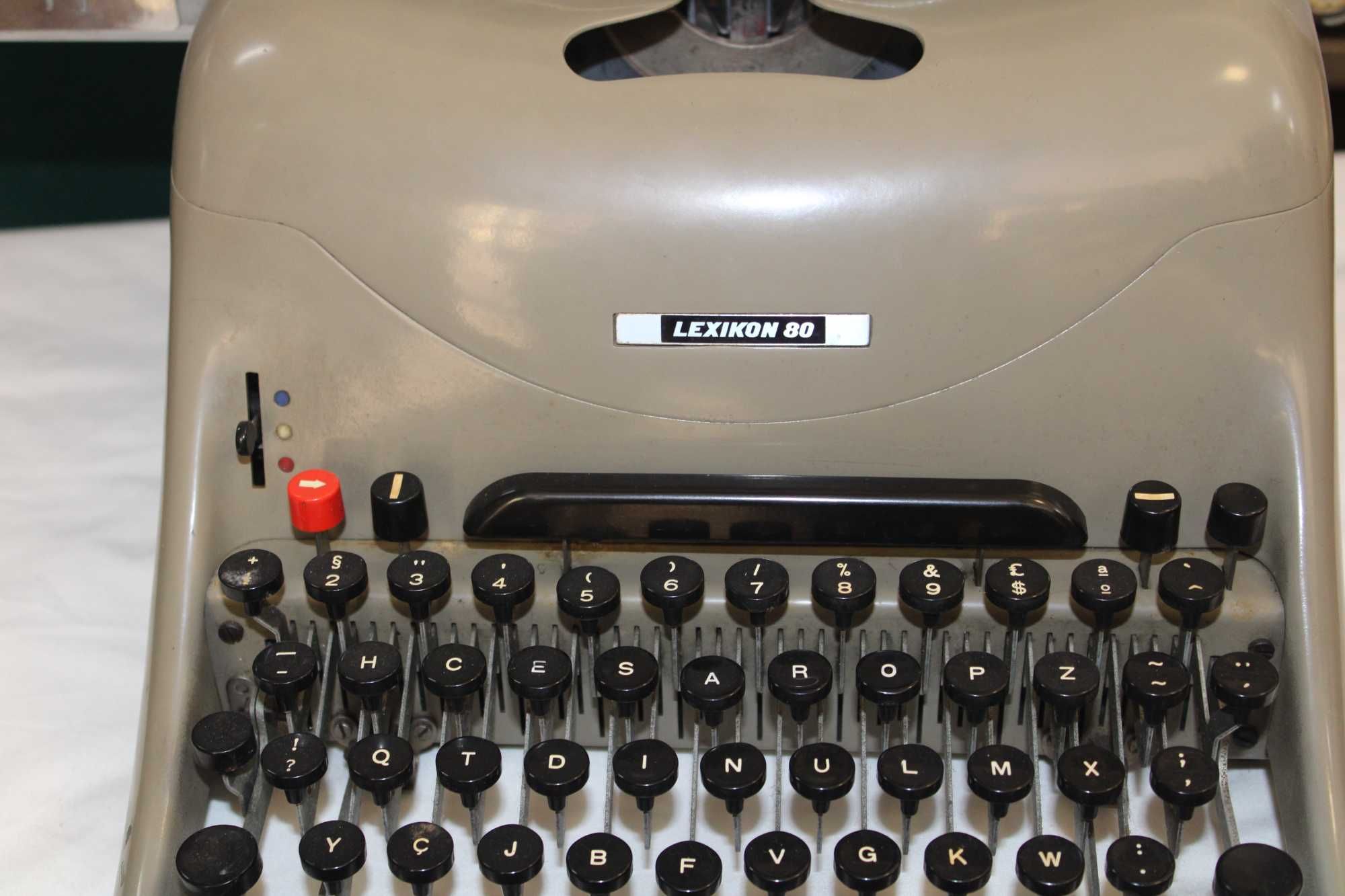 Máquina escrever Oliveti " Lexikon 80" Anos 50\60 , perfeito estado