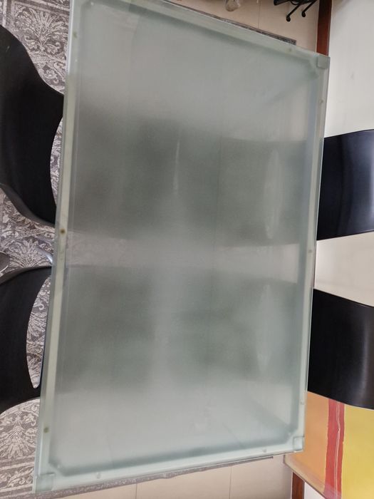 Mesa   e 4  cadeiras com tampo de vidro de 1cm