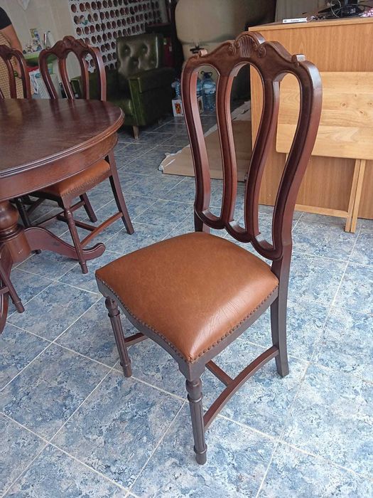 Mesa de madeira maciça estendível com 6 cadeiras