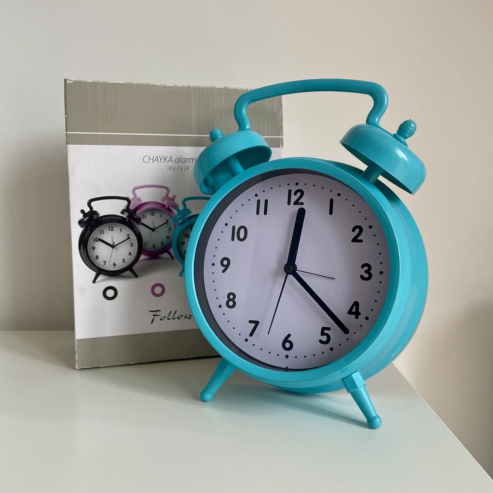 Niebieski budzik zegar stojący w stylu vintage