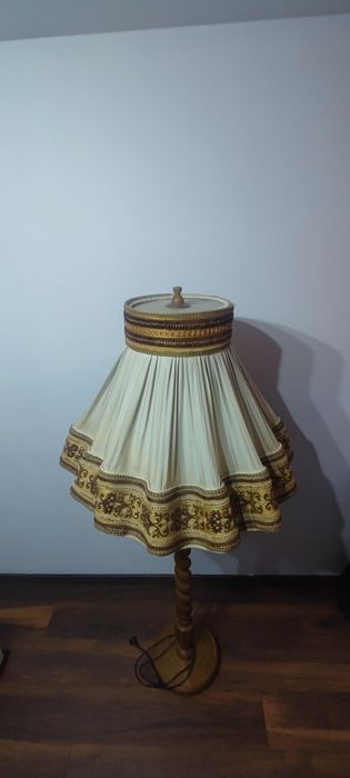 Lampa stojąca drewno