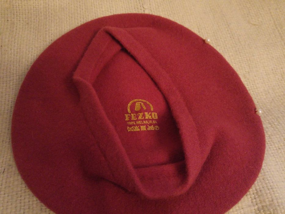 Beret wełniany z perełkami