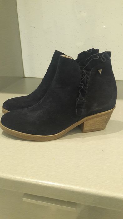 Botins em pele marca Ginova