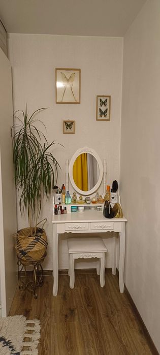 Piękna biała toaletka