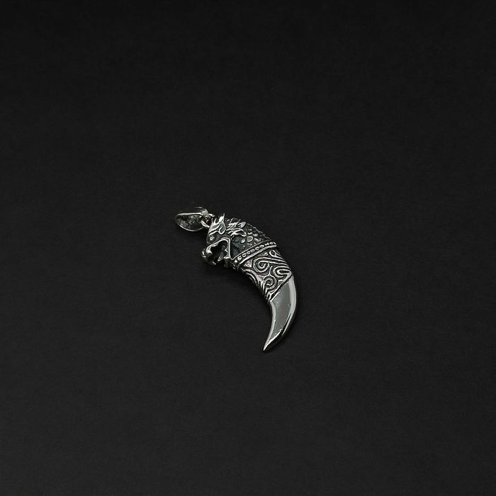 Срібний підвісок у формі вовчого ікла: елегантність та таємничість!