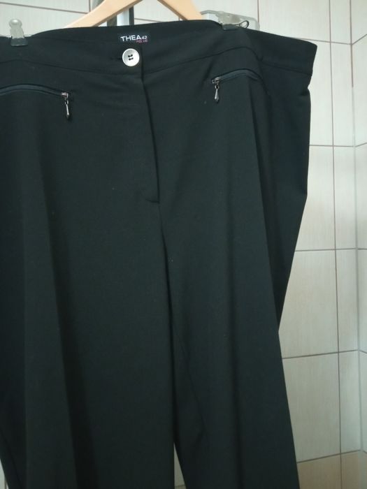 Spodnie damskie plus XXXL czarne eleganckie w kant z suwakiem