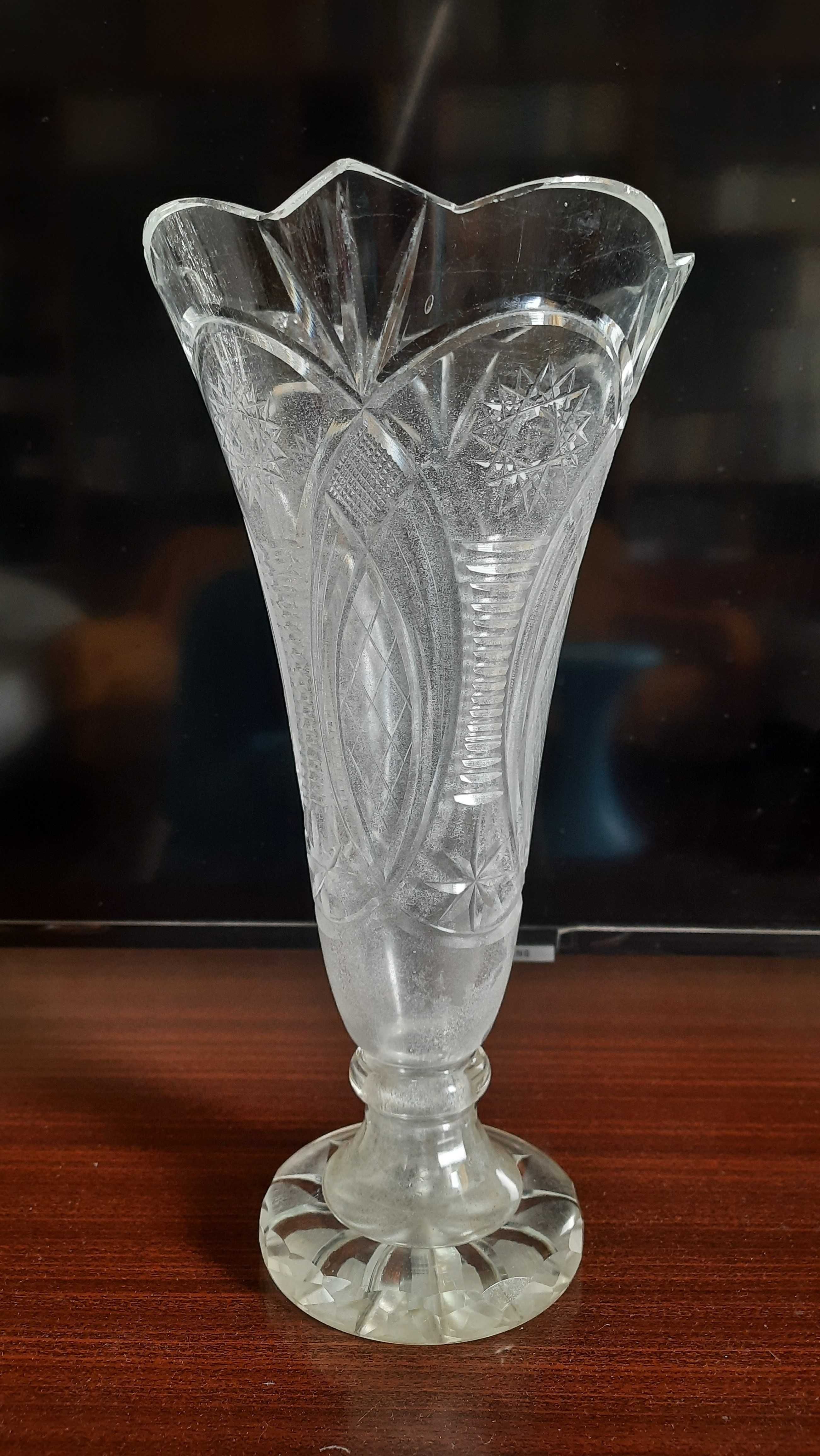 Хрустальная ваза из советских времен. С небольшим сколом.