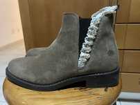 Botas em pele basicamente novas