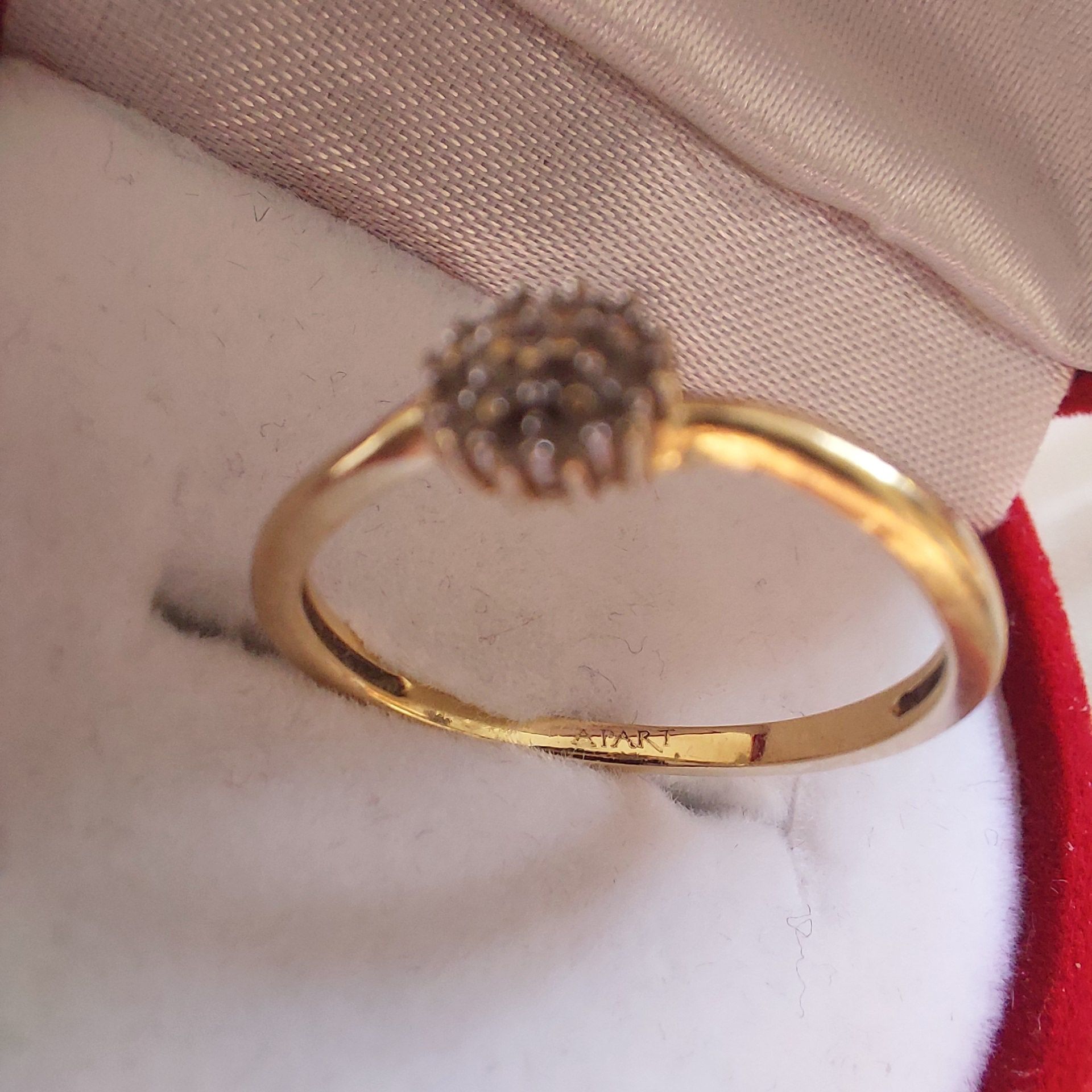 Złoty pierścionek Apart 375 9k z 19 diamentami certyfikat r.11 16mm