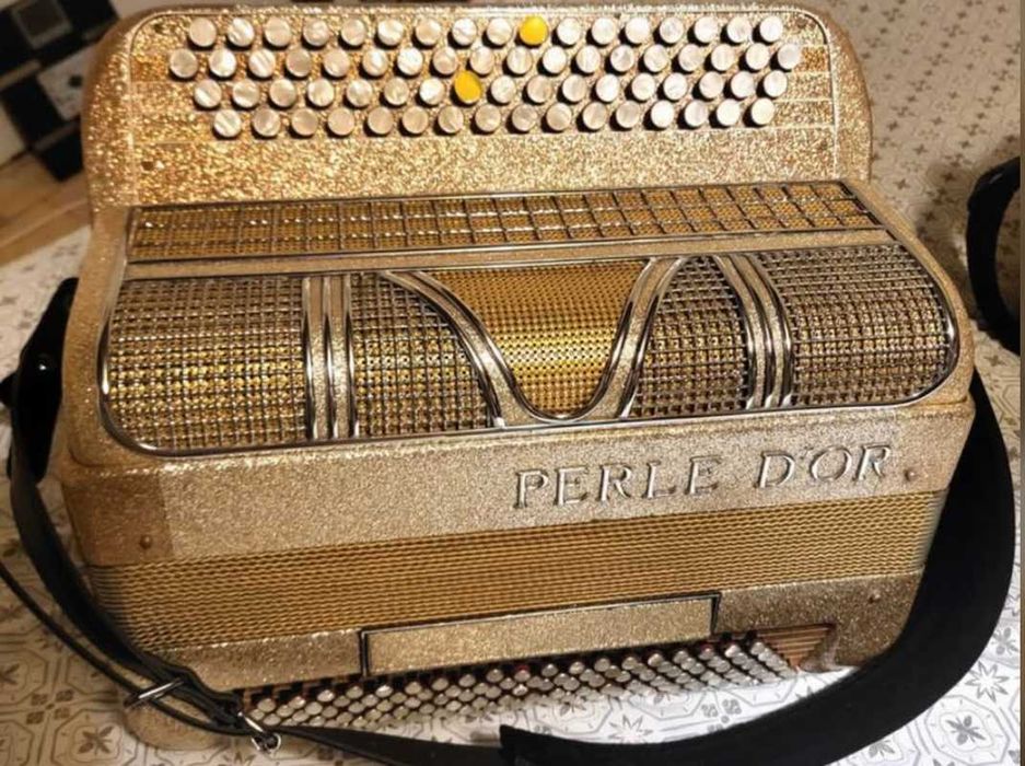 Acordeão Perle d’Or com acabamento perolado-dourado