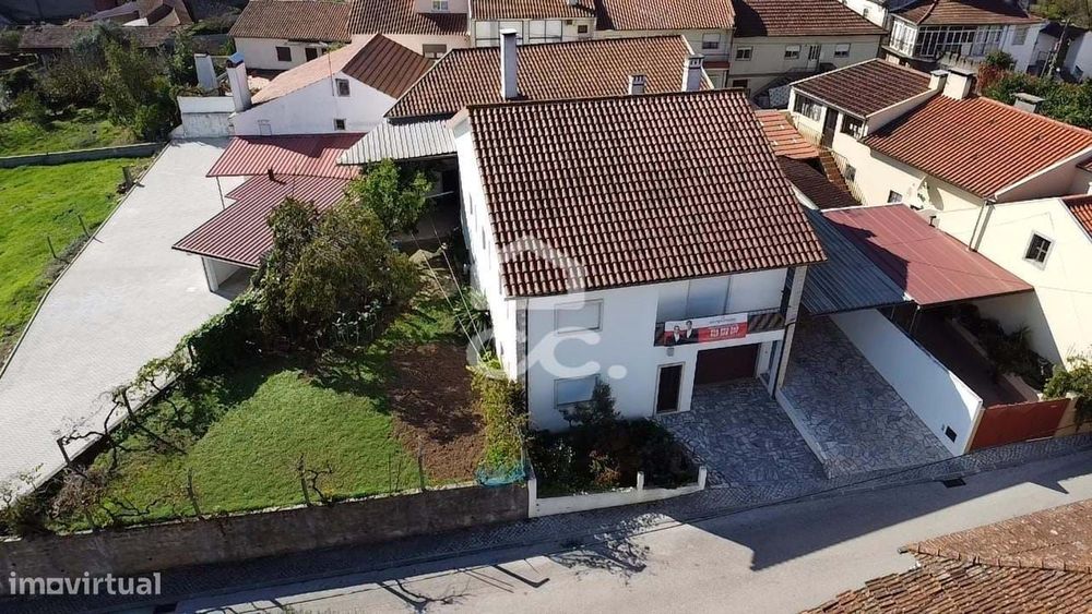Fantástica moradia de 3 pisos com terreno e anexo no centro da vila de