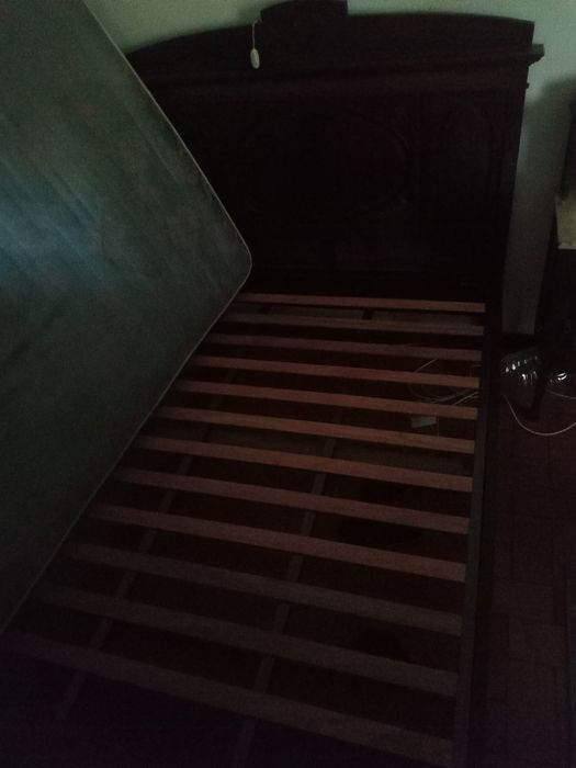 Cama de casal e 2 mesas de cabeceira