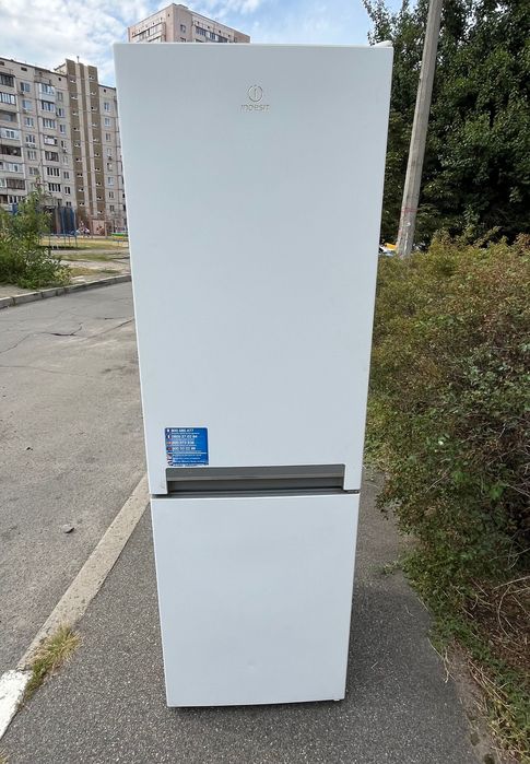 Ящики, полички, запчастини для холодильника Indesit LI8 S1 W