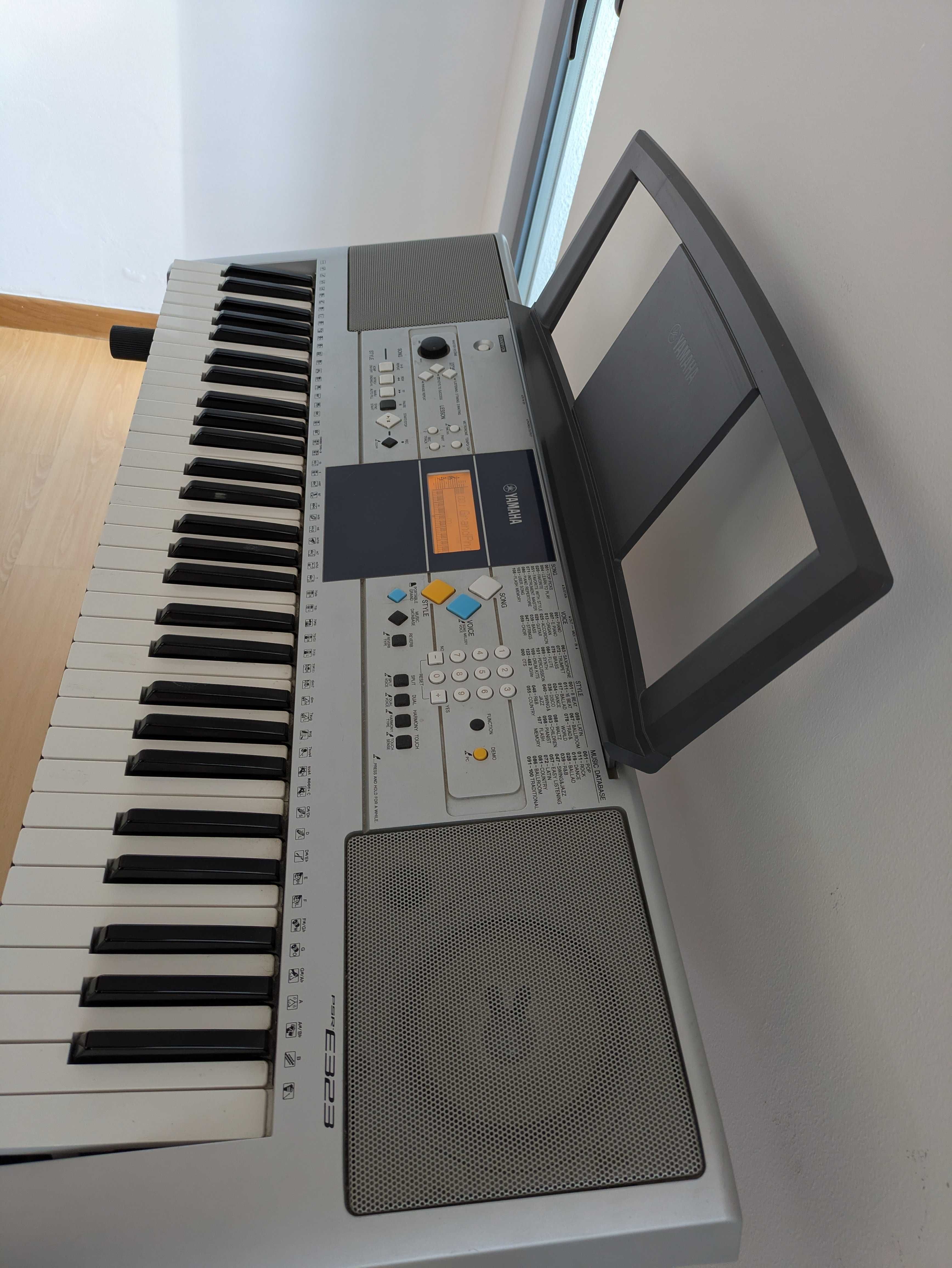 Teclado / Piano eletrónico YAMAHA PSR E323 e respetivo suporte