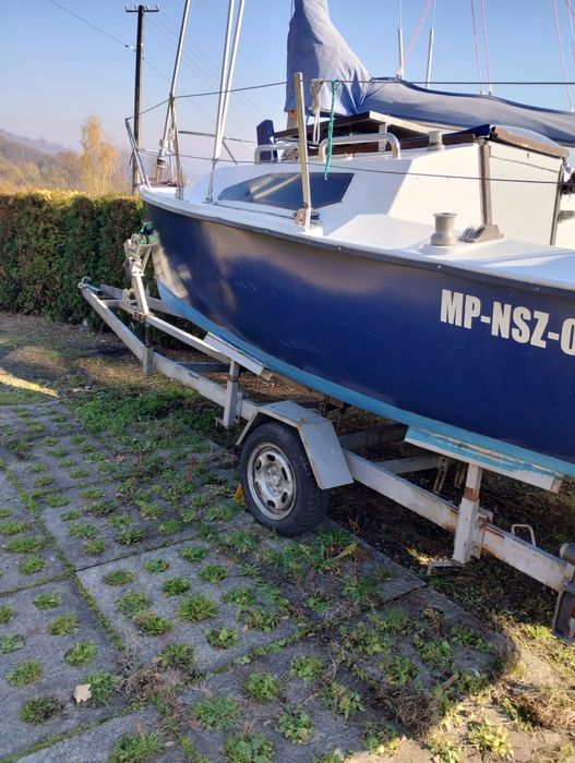 Łodka, żaglówka z obszerną kabiną dla rybaka