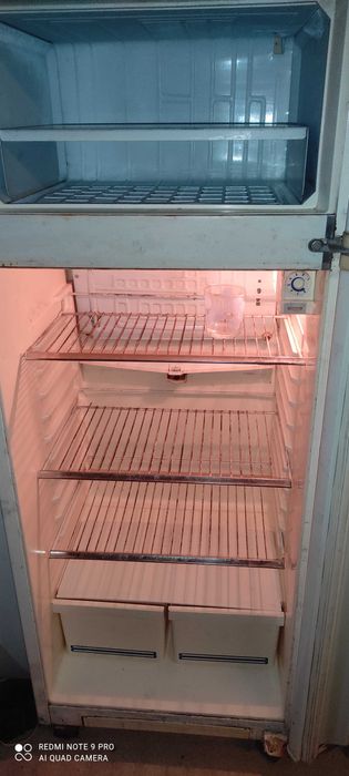 рабочий двухкамерный холодильник