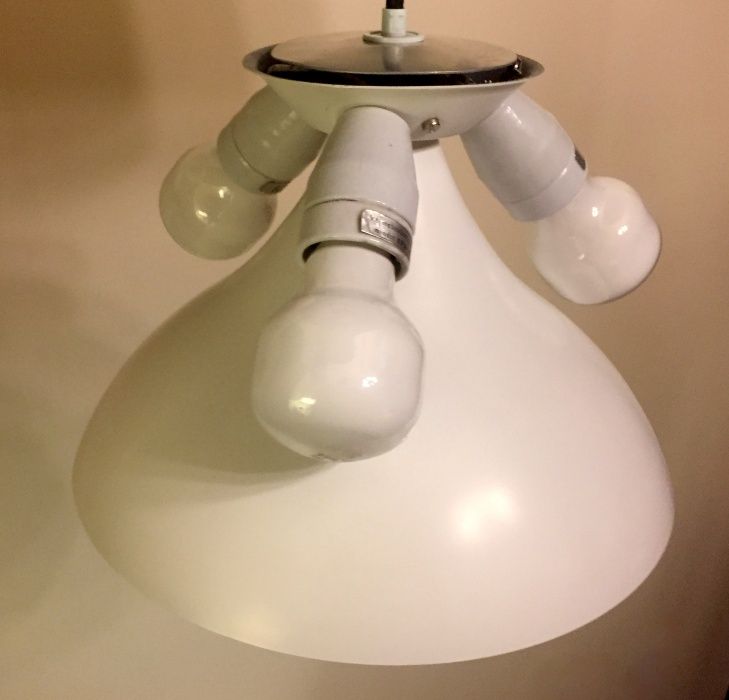 Candeeiro AJ Royal 500, Arne Jacobsen para Louis Poulsen